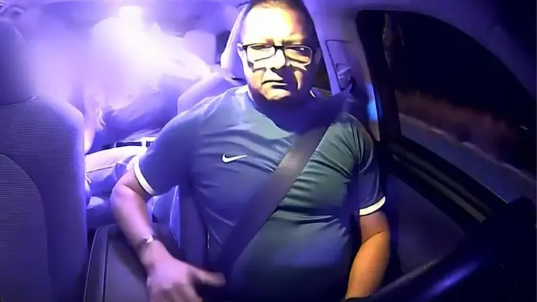 Migrante muere de un infarto durante revisión policial; esposa lo vincula con temor al ICE