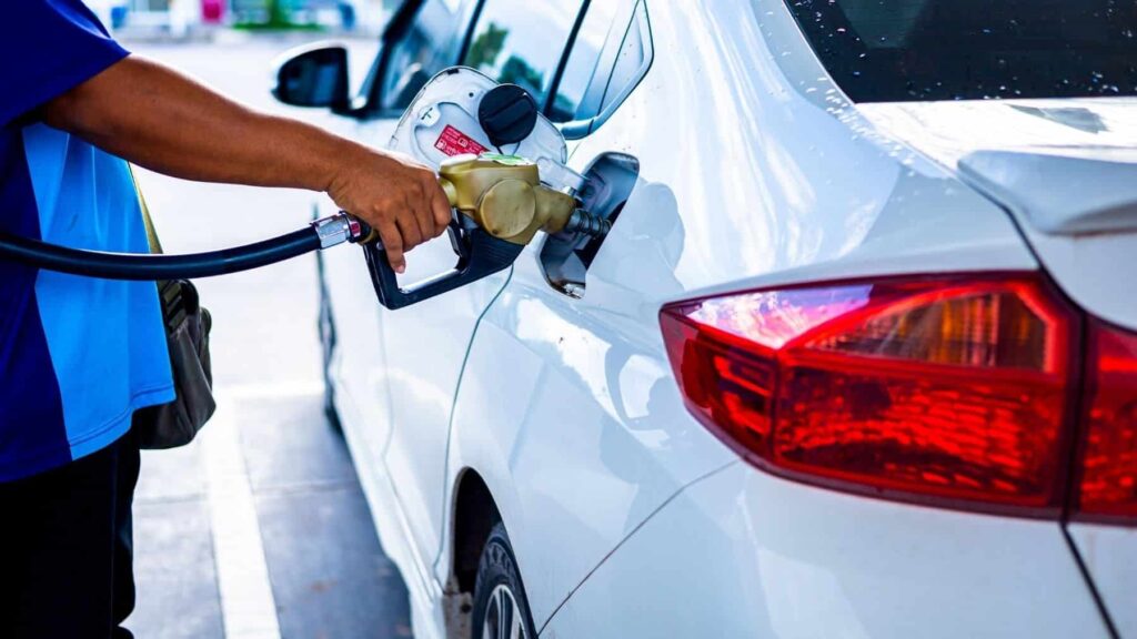 ¿Apagar el aire acondicionado ahorra gasolina? Esto dice la ciencia