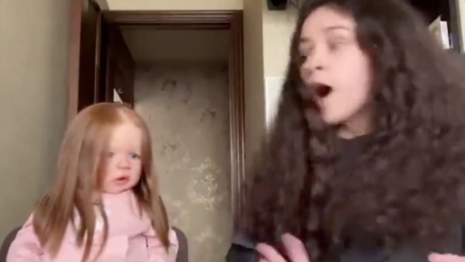 Captan en VIDEO a muñeca “poseída” moviéndose sola frente a su dueña