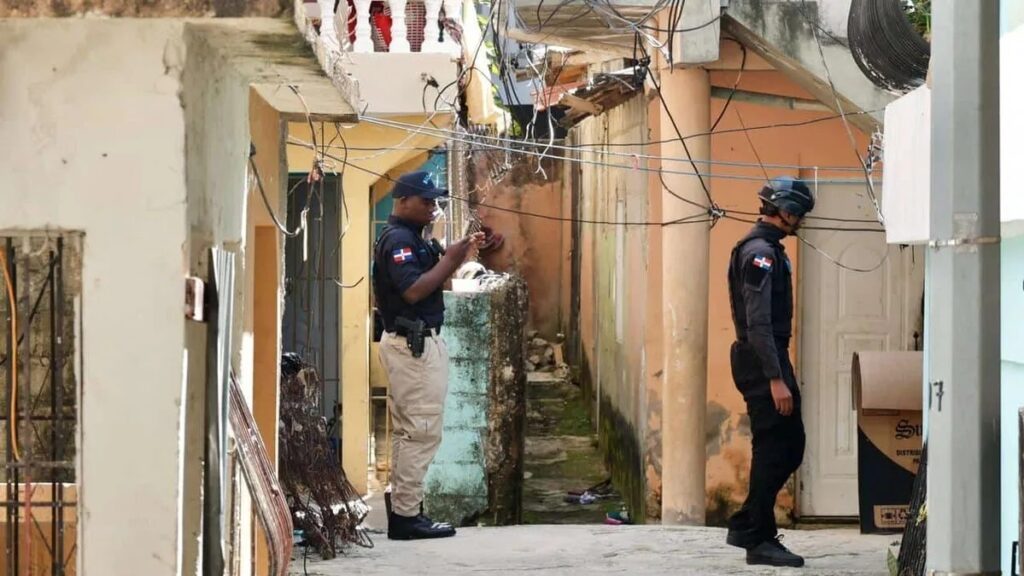 Hallan a bebé sin vida dentro de una mochila en alcantarilla; detienen a su padre