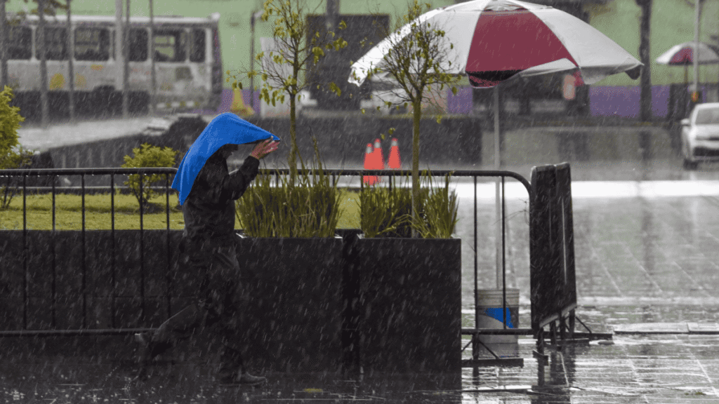 Del calor extremo a lluvias: Frente frío cambiará el clima este fin de semana
