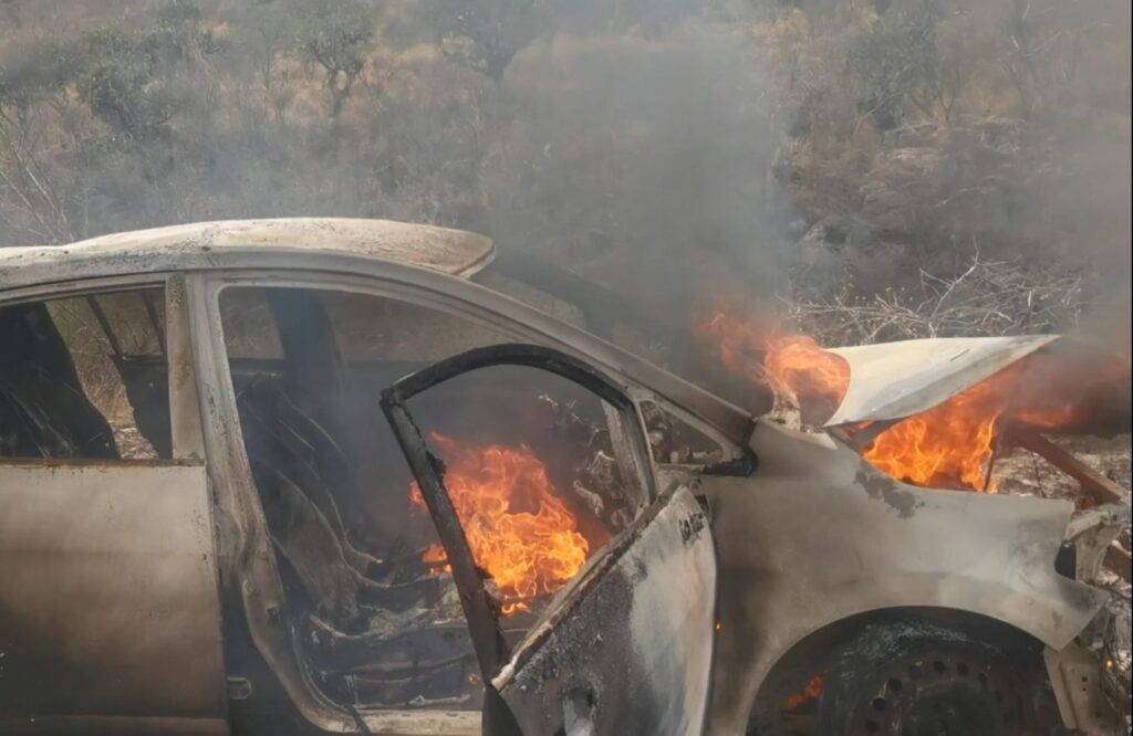 Vehículo pasto del fuego cerca de conocido balneario; buscan al propietario