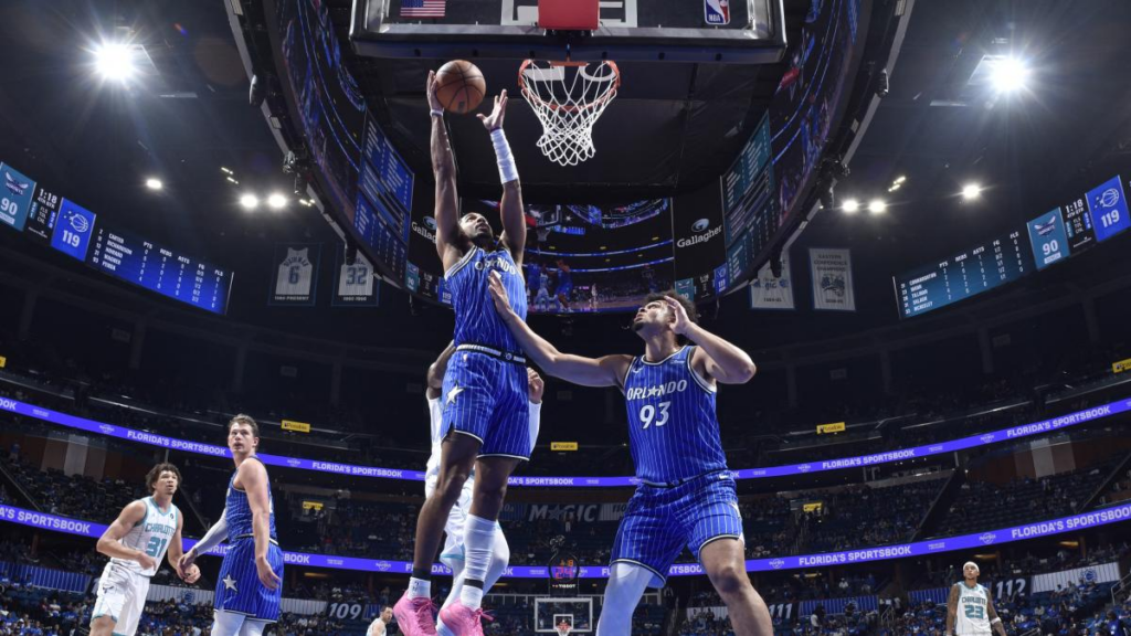 Magic frena reacción de Detroit y se pone arriba en la eliminatoria