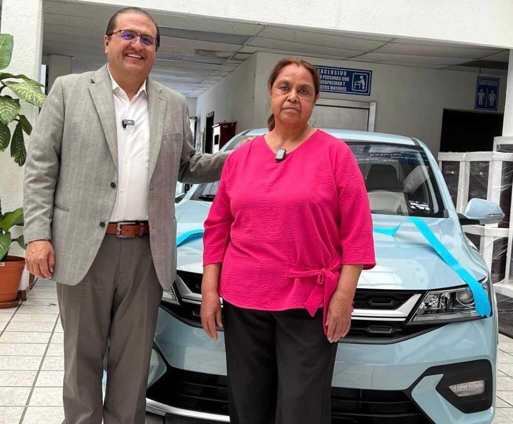 Alcalde Salvador Calderón entregó automóvil del año a Tomasa Peinado ganadora del Sorteo del Predial 2026