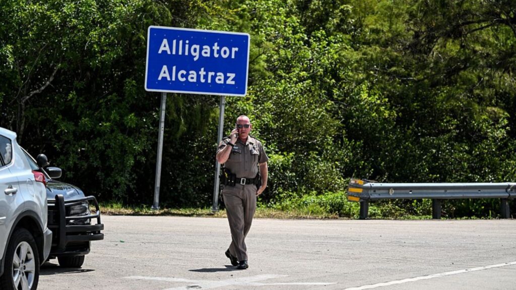 Denuncian presuntas golpizas a migrantes en “Alligator Alcatraz” por parte de guardias