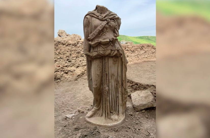 Aparece estatua gigante de la diosa Atenea en teatro antiguo de Turquía