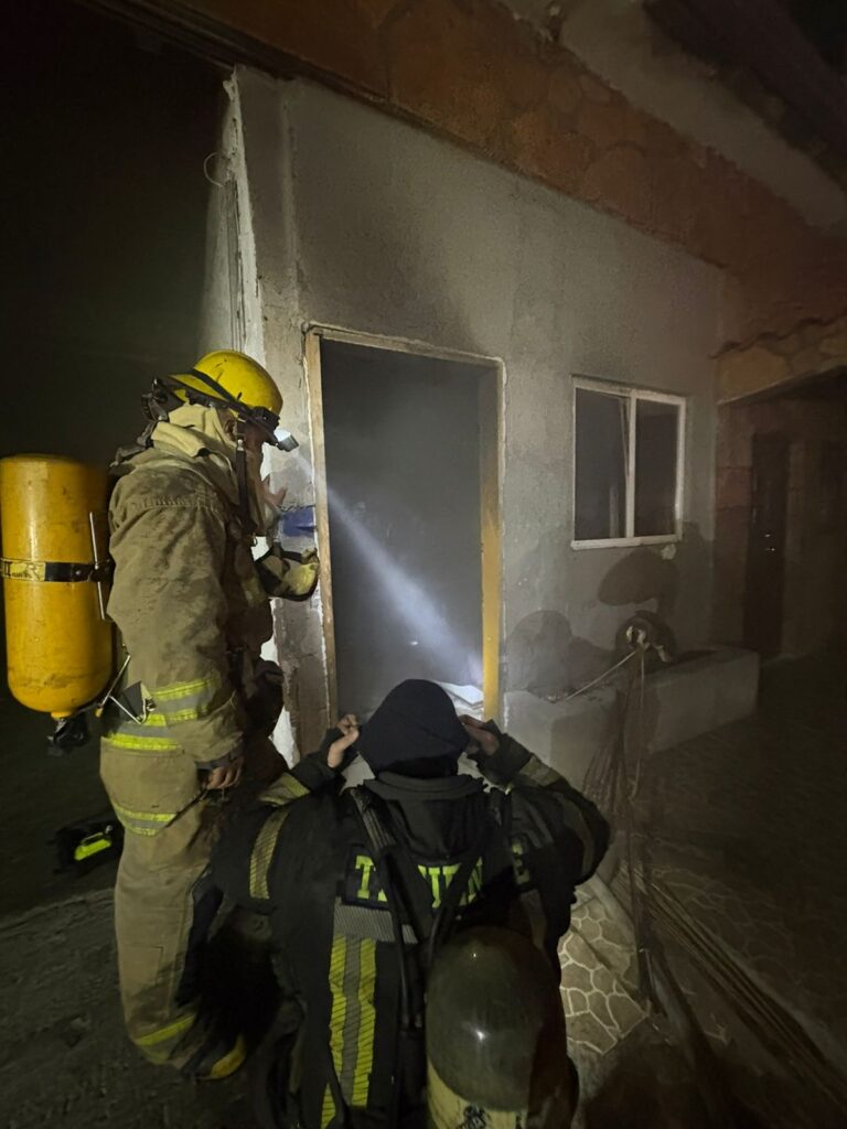 Se incendia árbol y alcanza vehículo en colonia Juárez