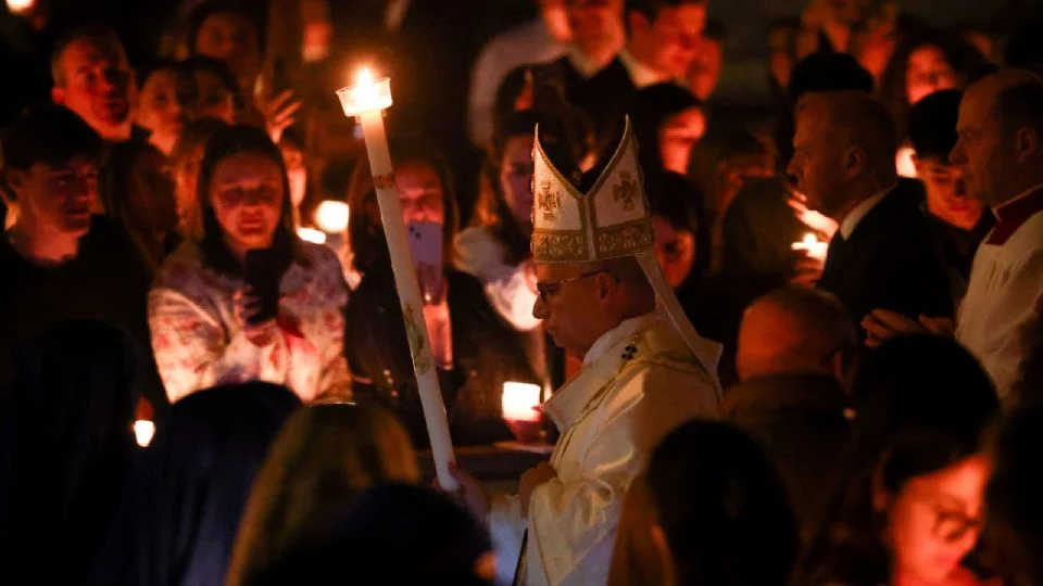 Papa León XIV llama a la paz en Vigilia Pascual