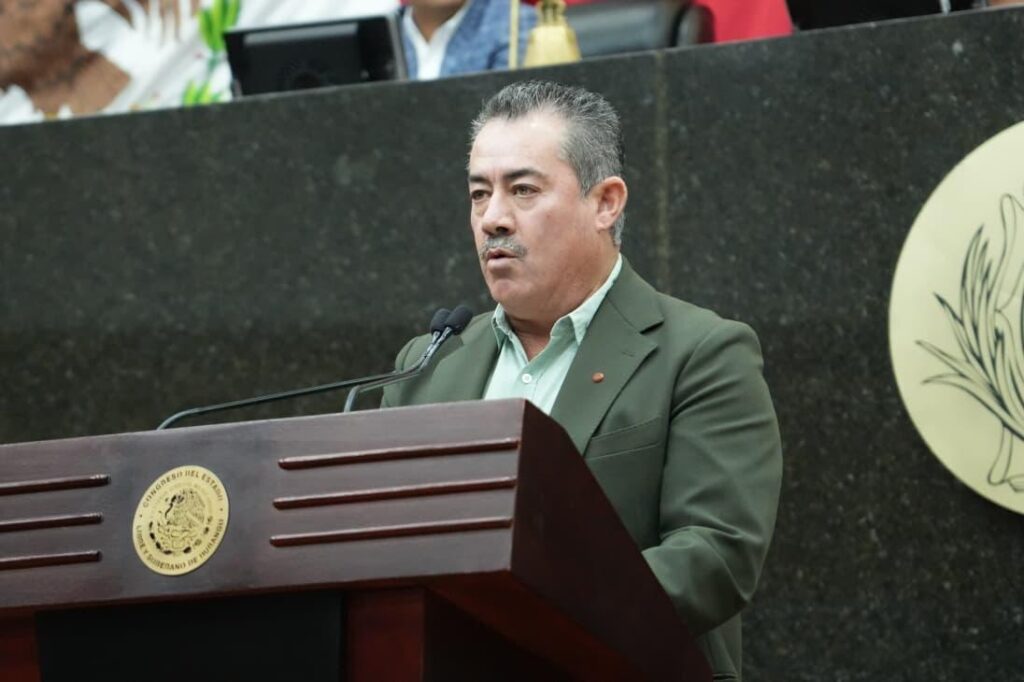 Diputado busca reforzar uso del español en escuelas; abre debate por lenguaje inclusivo