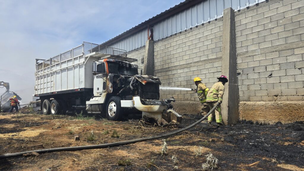 Incendio en cribas en la carretera a Matamoros deja un camión calcinado