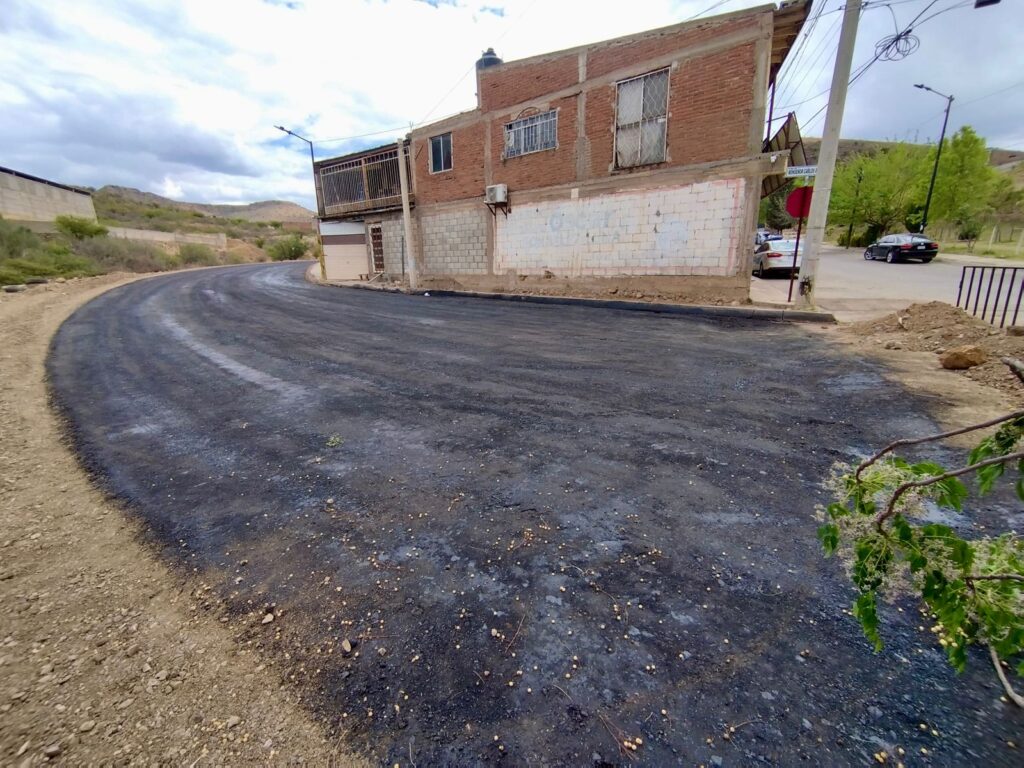 Avanza modernización de la calle Padre Federico Rodarte con riego de impregnación en la colonia San José
