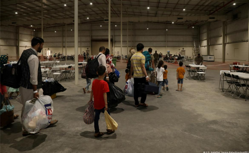 Fallo federal bloquea suspensión migratoria de Trump