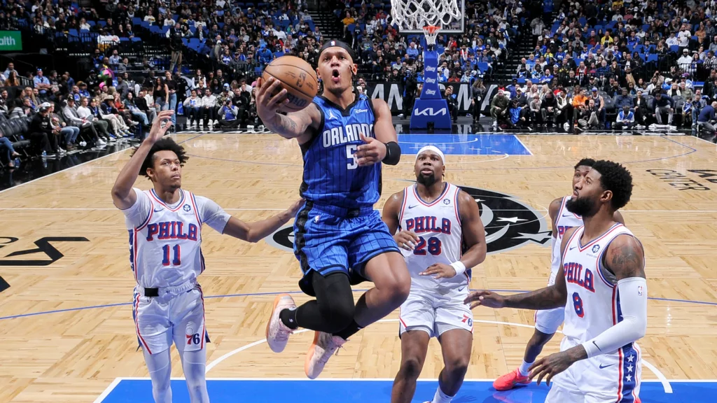 Curry brilla y mantiene con vida a Warriors; Sixers avanzan a playoffs