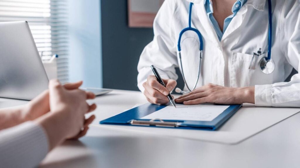 Detienen a ginecólogo acusado de abusar de al menos 23 pacientes durante consultas