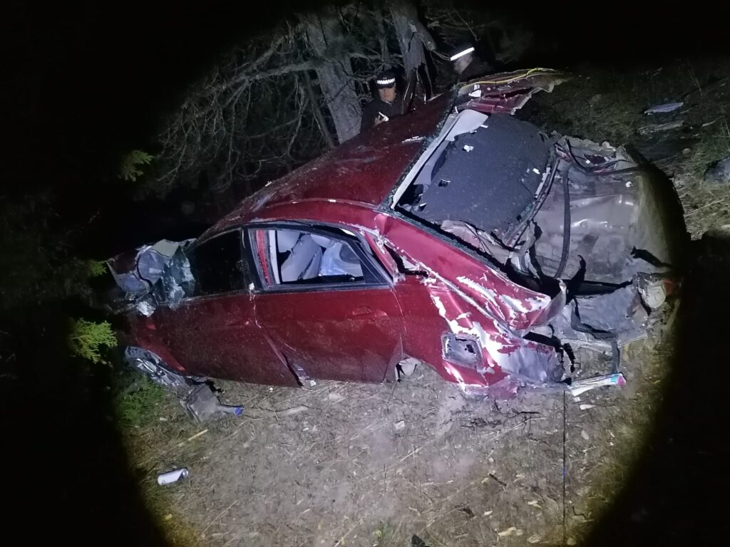 Dos jóvenes mujeres sin vida; una más y dos muchachos heridos en volcadura