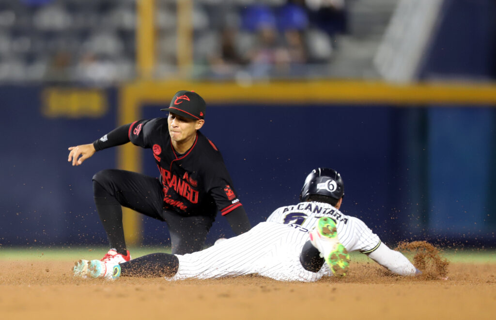 Caliente de Durango compite, pero cae 5-3 ante Sultanes en duelo cerrado