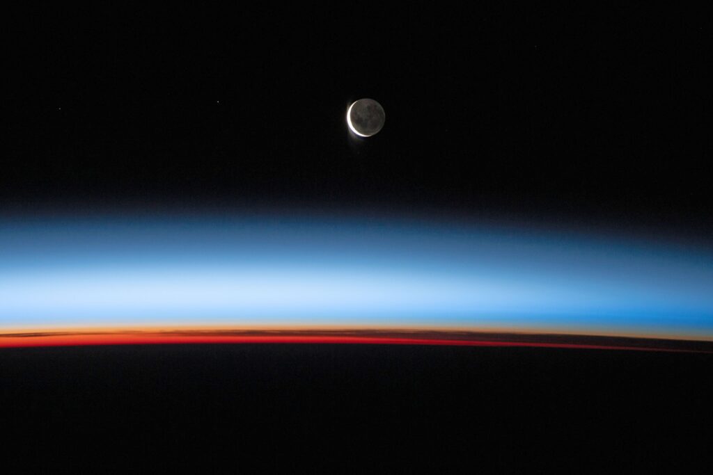 Luz cenicienta: cómo la Tierra hace brillar la Luna y cuándo verlo