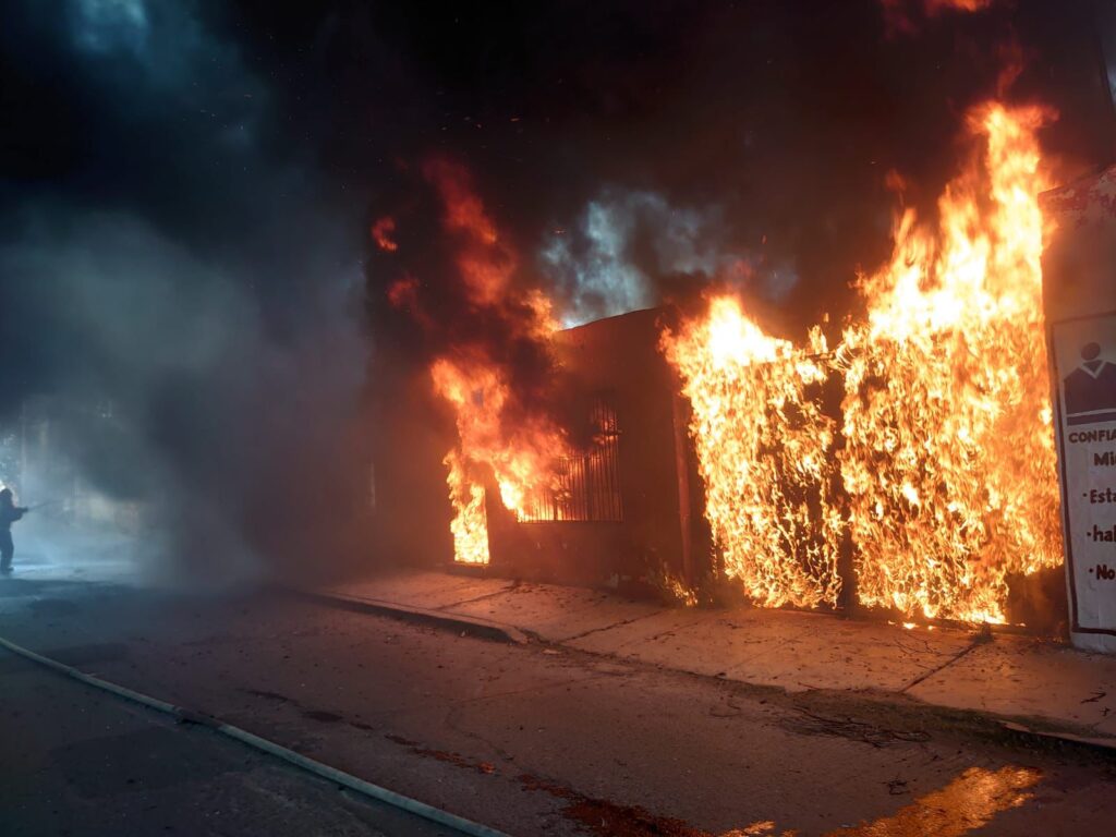 Fuego inició en lote baldío y se pasó hasta dentro de una vivienda