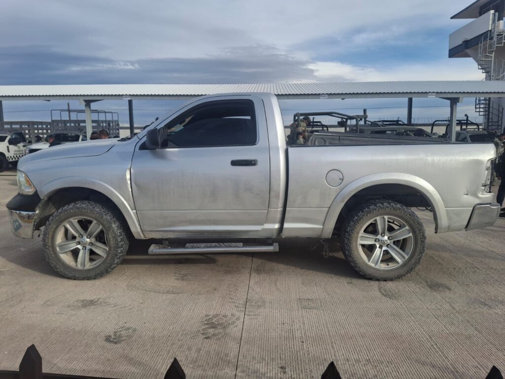 Aseguran camioneta con blindaje artesanal, arma y campamento criminal en zona rural