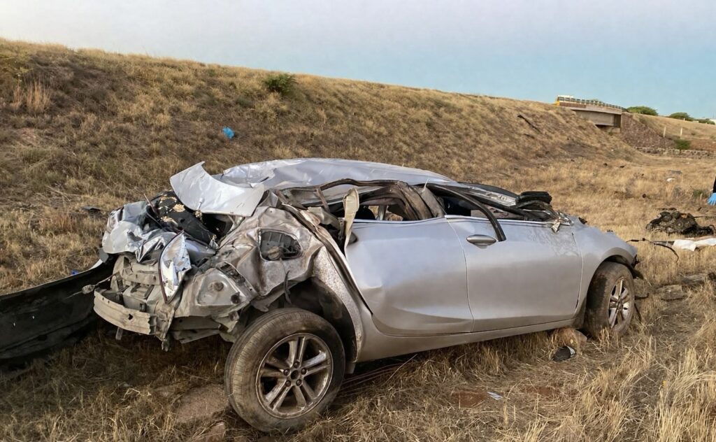 Pierden la vida tres jóvenes, otro y un niño lesionados en la volcadura sobre autopista