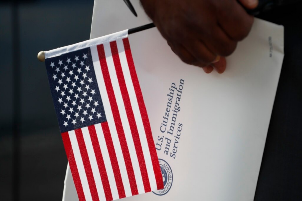Juez frena pausa migratoria de Trump y reactiva residencias