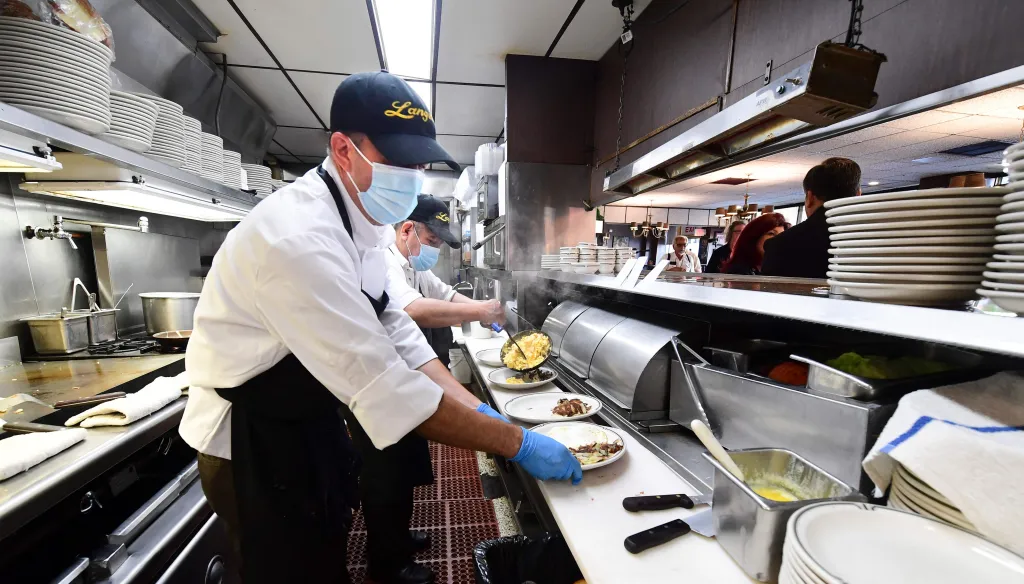 Restauranteros en Texas alertan crisis laboral por falta de migrantes