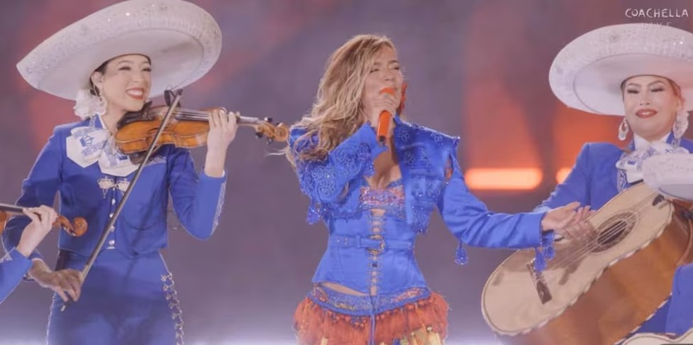 Karol G hace historia como la primera mujer latina en encabezar Coachella