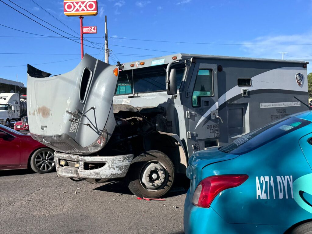 Choque mañanero de auto, camión blindado y autobús urbano