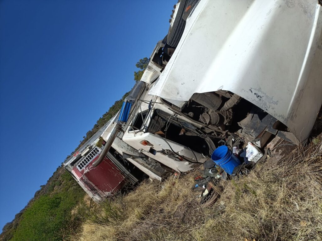 Abuelito maneja tráiler cargado con pepinos, se queda sin frenos y vuelca
