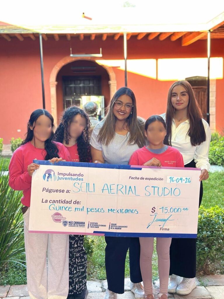 Entrega Ichijuv apoyo a bailarinas de danza aérea de Guadalupe y Calvo