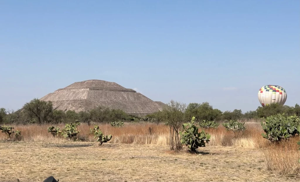 Globo aerostático aterriza de emergencia en Teotihuacán tras quedarse sin combustible
