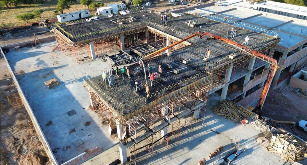 La última loza de un gran proyecto: Avanza construcción del Hospital General de Santiago