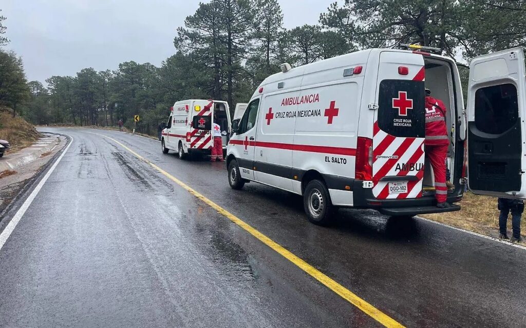Padres e hija lesionados en accidente sobre la libre a Mazatlán