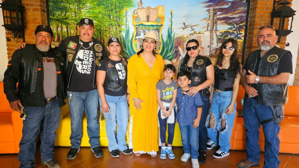 Nancy Vázquez recibe exhibición de motociclistas en Nombre de Dios