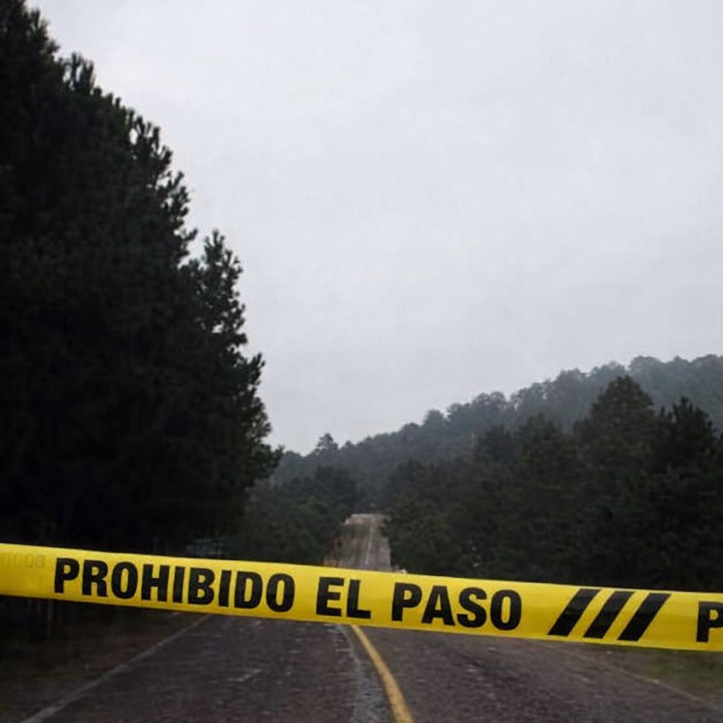 Dejan un ejecutado en la carretera a Creel