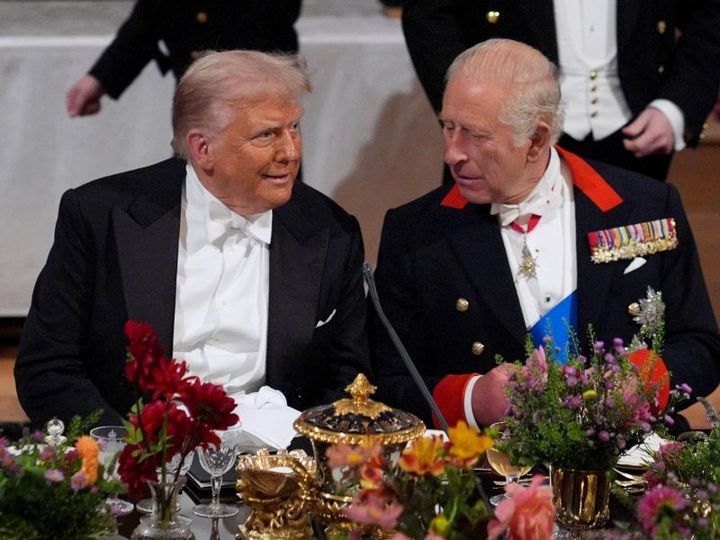 Rey Carlos mantiene visita a EU pese a tiroteo en evento con Trump