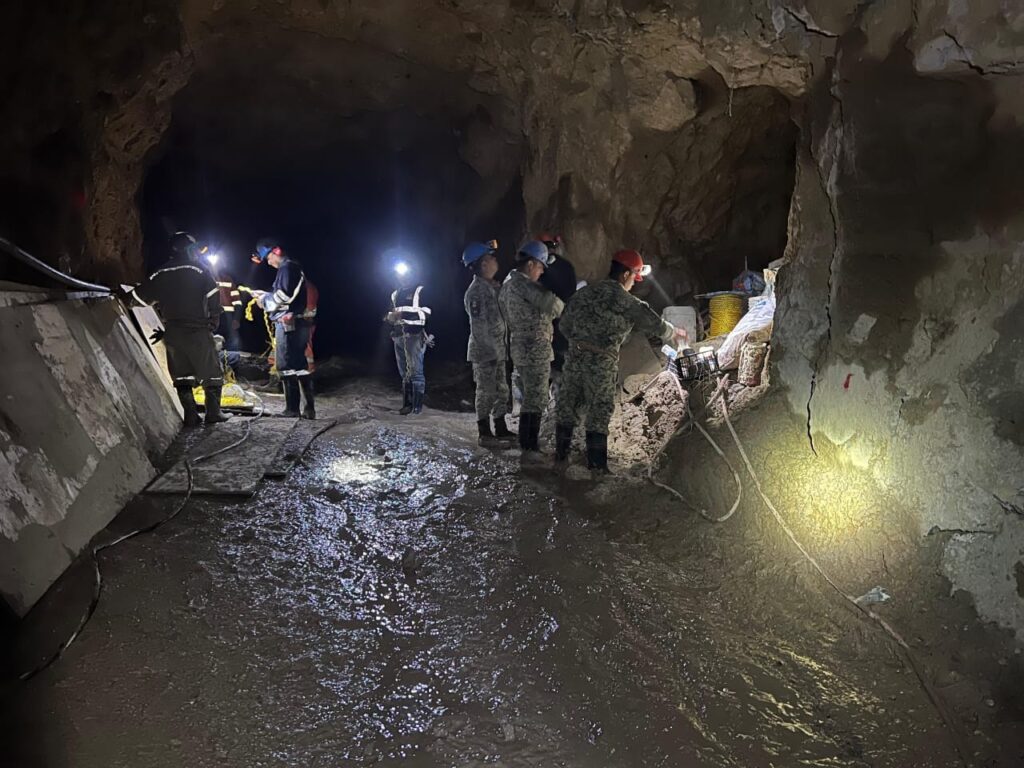 Rescatan vivo a minero de Santiago Papasquiaro de mina colapsada en Rosario, Sinaloa