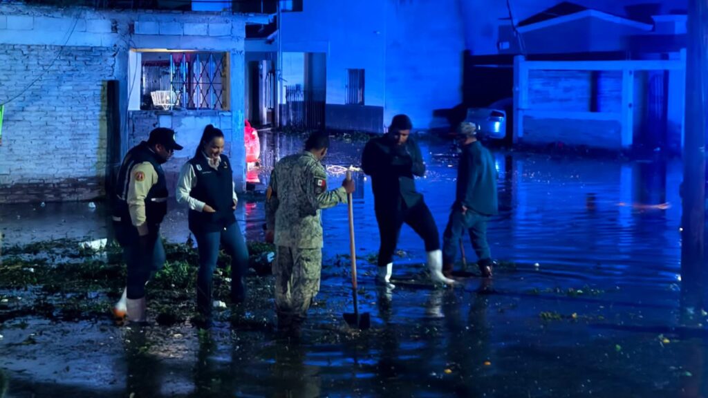 Tormenta arrastra autos y desata caos en Lerdo tras lluvia atípica