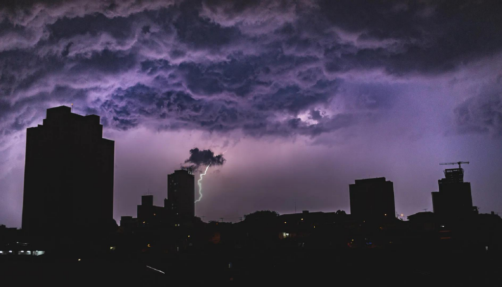 Lluvias y aire polar moderan el calor en gran parte de México