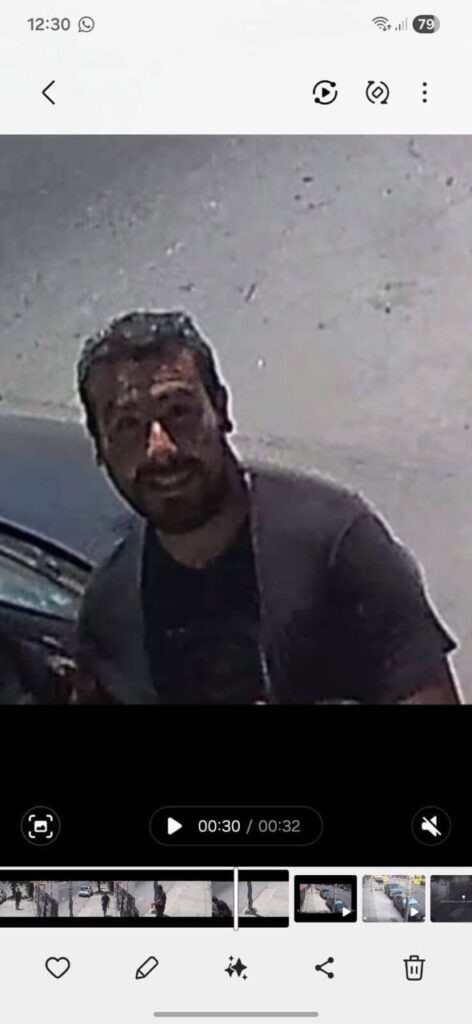 Reportan a individuo que arranca espejos de autos estacionados y los lanza a las azoteas