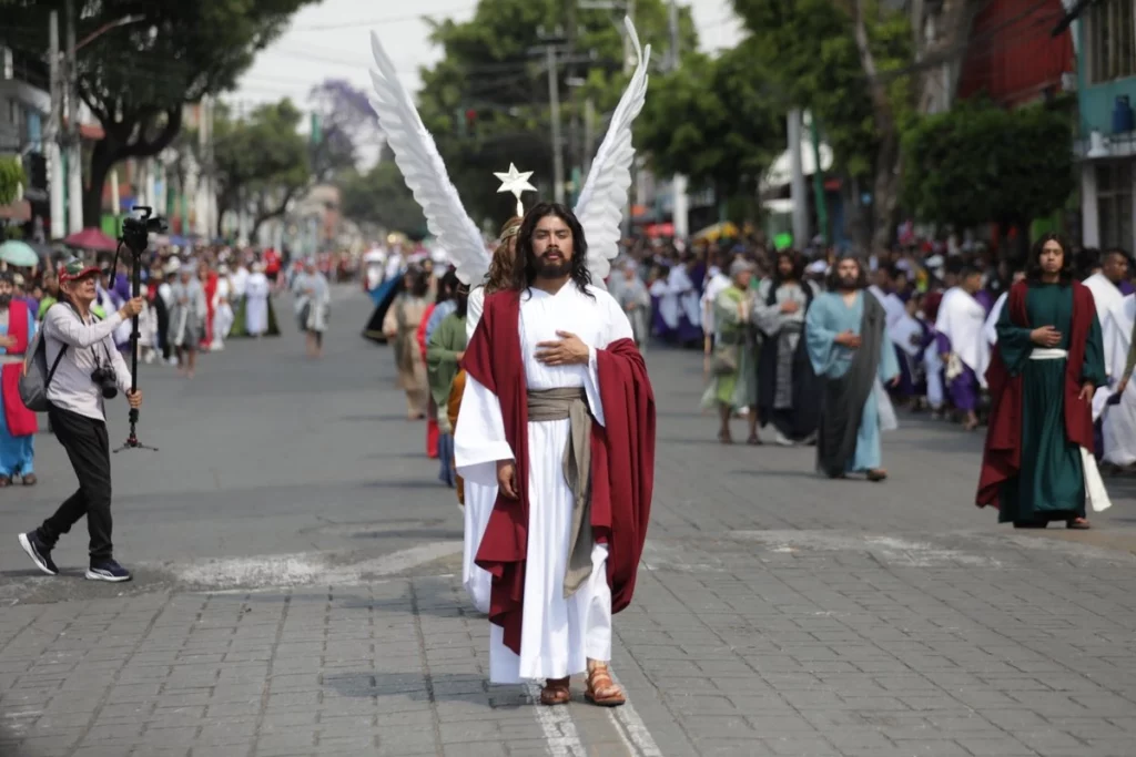 Iztapalapa se viste de fe: nazarenos y familias recorren 10 km de tradición