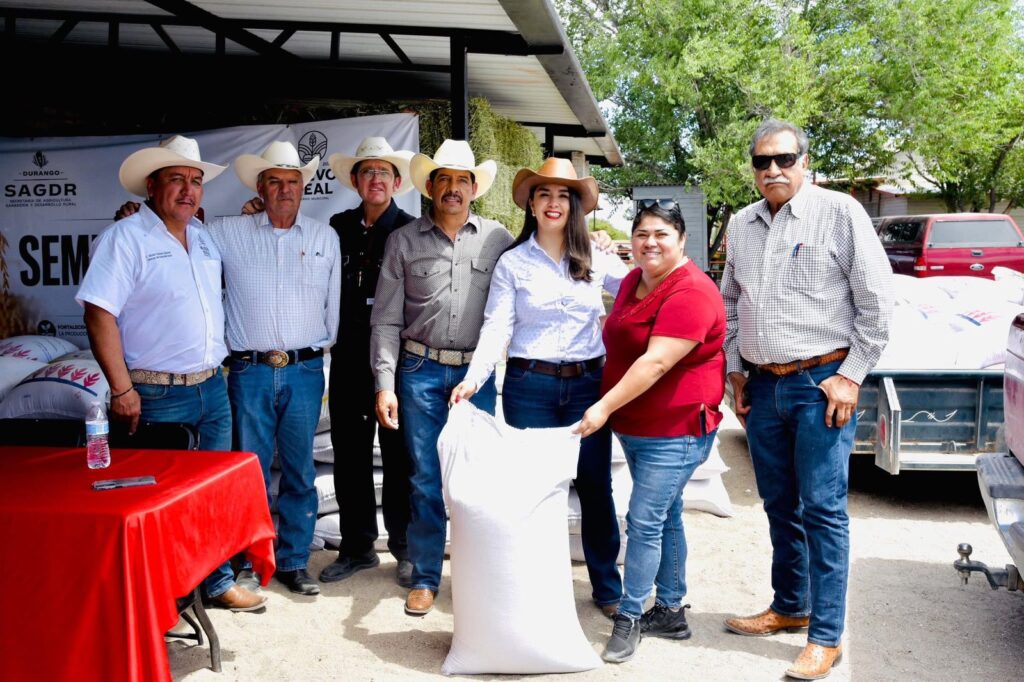 Entregan semilla de avena y apoyos ganaderos en Nuevo Ideal