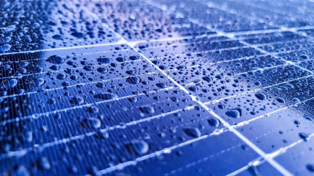 Crean tecnología solar capz de convertir gotas de lluvia en electricidad