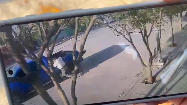 Abuelito trata de evitar el robo de su camioneta, el ladrón lo arrastra y deja grave