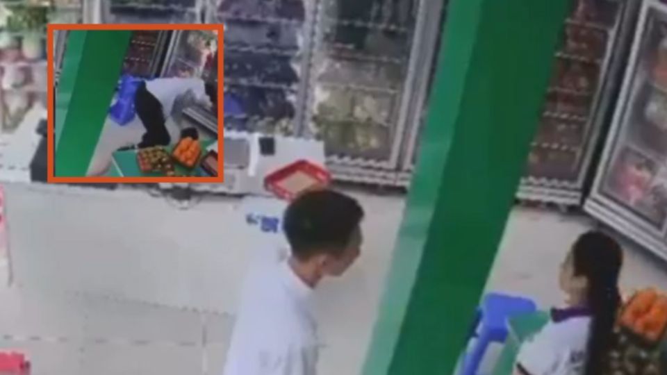 VIDEO: Adolescente golpea a su compañera de clase por negarse a ser su novia