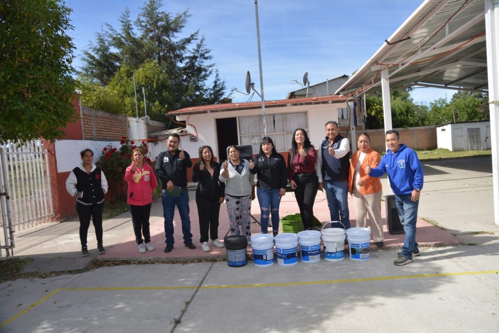 Entregan pintura a escuela en colonia