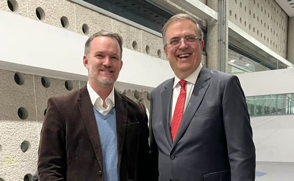 Ebrard recibe en el AICM a Jamieson Greer para iniciar revisión del T-MEC