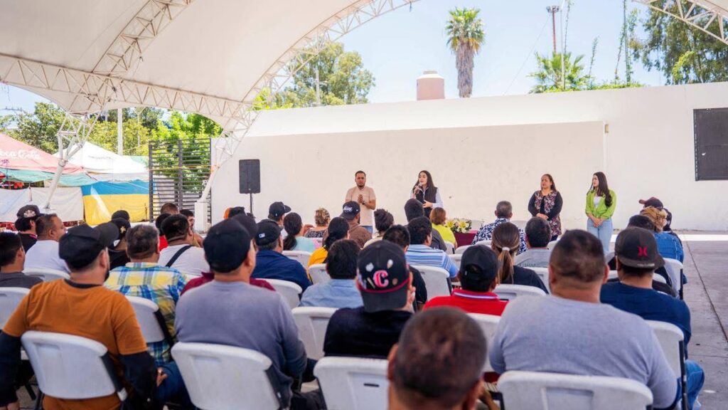 Avanzan acuerdos para mejorar organización y espacios en la Feria de Julio en Santiago