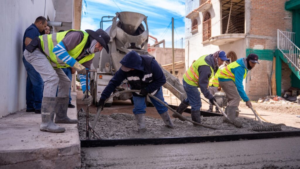 Avanza pavimentación de calles en Santiago; suman más de 10 vialidades rehabilitadas