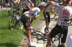 Isaac del Toro abandona la vuelta al País Vasco tras fuerte caída